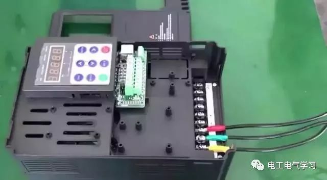 東莞plc編程培訓，學好變頻器，先從主電路與控制線路的接線開始，大朗智通培訓學校，電工培訓