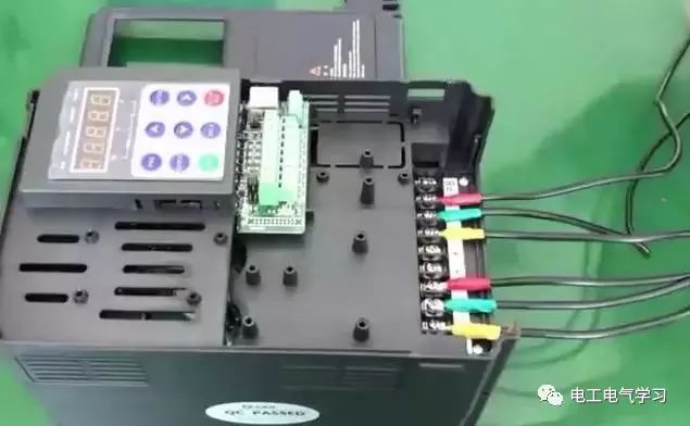 東莞plc編程培訓，學好變頻器，先從主電路與控制線路的接線開始，大朗智通培訓學校，電工培訓
